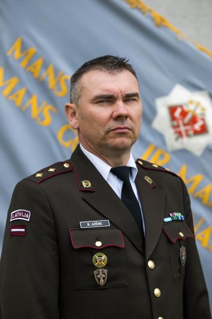 pulkvežleitnants Rinats Ažēns uz Zemessardzes 44.kājnieku bataljona karoga fona